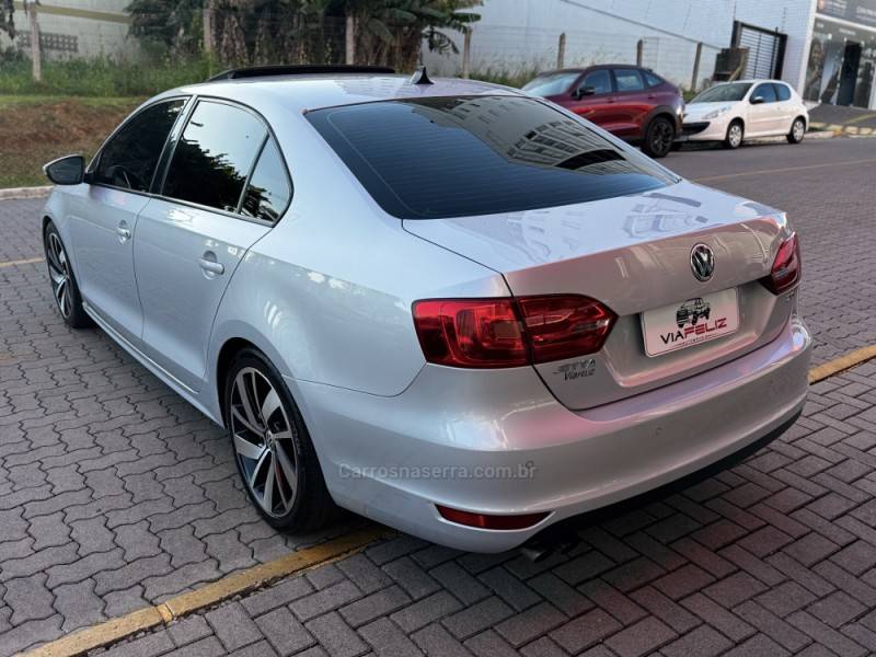 VOLKSWAGEN - JETTA - 2011/2012 - Prata - R$ 64.990,00