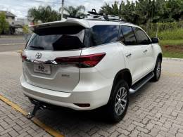 TOYOTA - HILUX SW4 - 2017/2017 - Branca - R$ 214.990,00