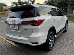 TOYOTA - HILUX SW4 - 2016/2017 - Branca - R$ 214.990,00