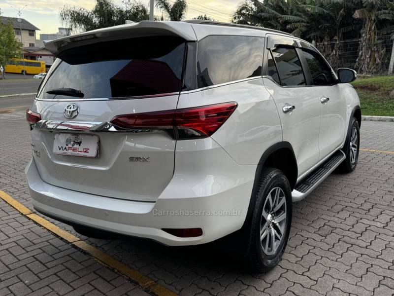 TOYOTA - HILUX SW4 - 2016/2017 - Branca - R$ 214.990,00