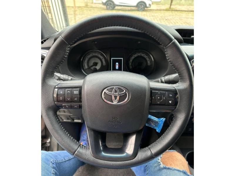 TOYOTA - HILUX - 2019/2020 - Cinza - R$ 219.990,00