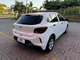 CHEVROLET - ONIX - 2022/2023 - Branca - R$ 77.990,00