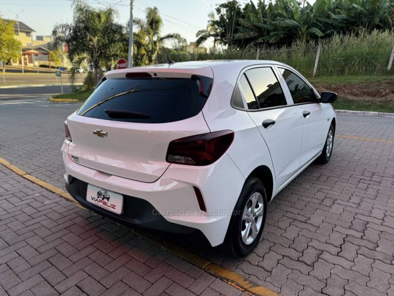 CHEVROLET - ONIX - 2022/2023 - Branca - R$ 77.990,00
