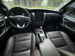 TOYOTA - HILUX SW4 - 2016/2017 - Branca - R$ 214.990,00