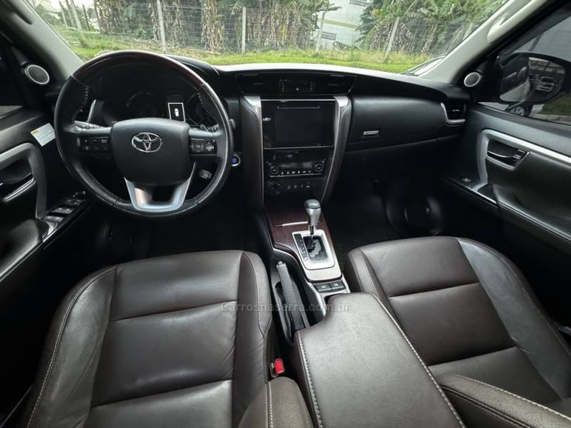 TOYOTA - HILUX SW4 - 2016/2017 - Branca - R$ 214.990,00