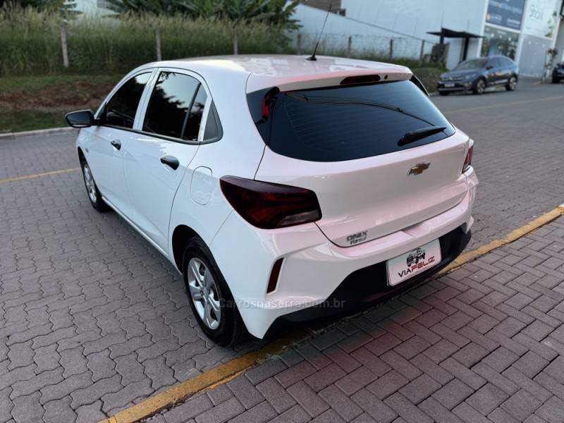 CHEVROLET - ONIX - 2022/2023 - Branca - R$ 77.990,00