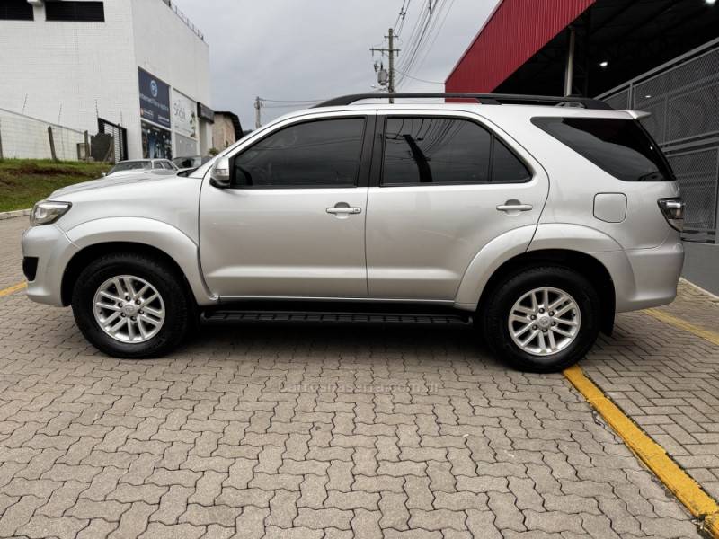 TOYOTA - HILUX SW4 - 2013/2013 - Prata - R$ 139.990,00