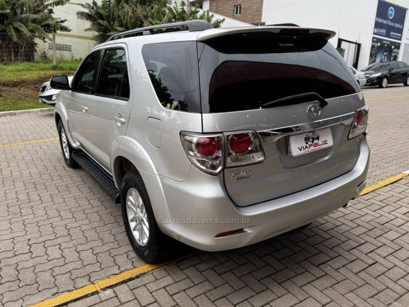 TOYOTA - HILUX SW4 - 2013/2013 - Prata - R$ 139.990,00