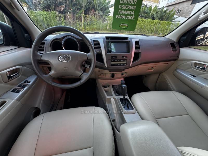 TOYOTA - HILUX SW4 - 2008/2008 - Preta - R$ 111.990,00