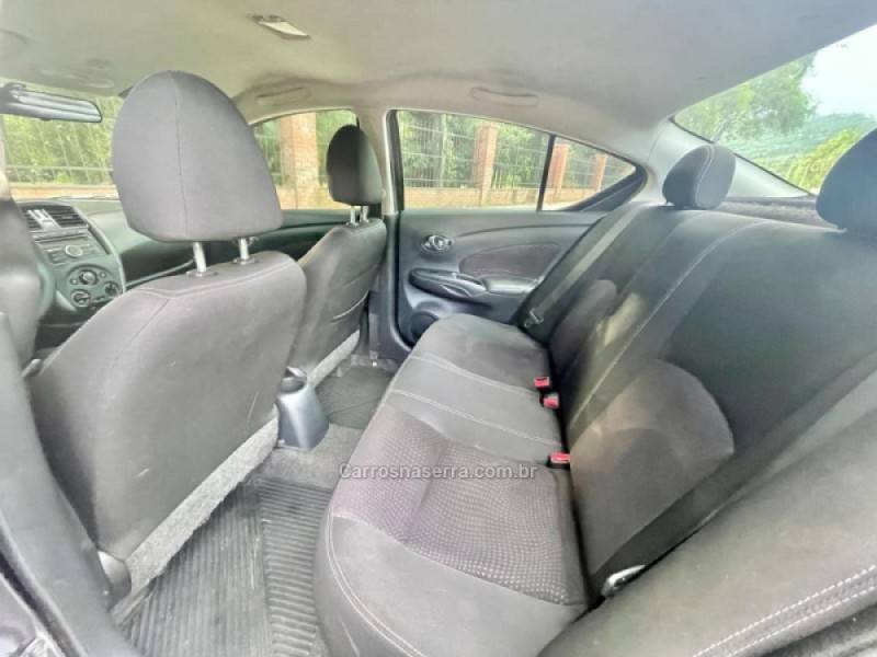 NISSAN - VERSA - 2015/2016 - Cinza - R$ 50.990,00