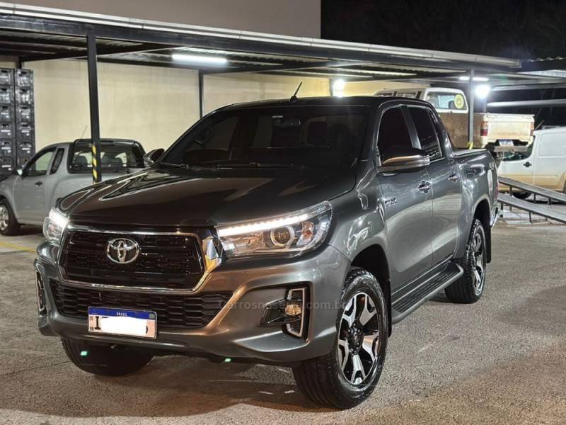 TOYOTA - HILUX - 2019/2020 - Cinza - R$ 219.990,00