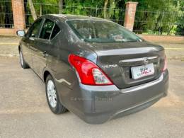NISSAN - VERSA - 2015/2016 - Cinza - R$ 50.990,00