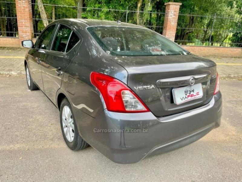 NISSAN - VERSA - 2015/2016 - Cinza - R$ 50.990,00