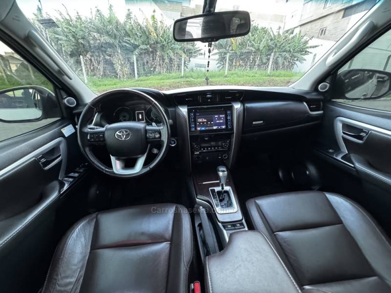 TOYOTA - HILUX SW4 - 2018/2019 - Branca - R$ 244.990,00