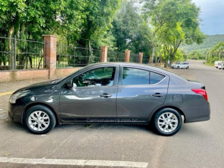 NISSAN - VERSA - 2015/2016 - Cinza - R$ 50.990,00