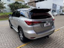 TOYOTA - HILUX SW4 - 2020/2020 - Prata - R$ 209.990,00