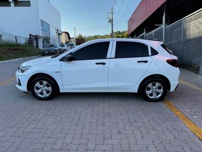 CHEVROLET - ONIX - 2022/2023 - Branca - R$ 77.990,00