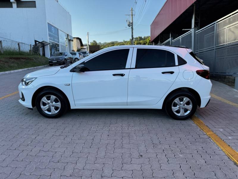 CHEVROLET - ONIX - 2022/2023 - Branca - R$ 77.990,00
