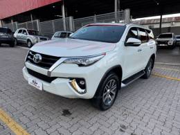 TOYOTA - HILUX SW4 - 2018/2019 - Branca - R$ 244.990,00