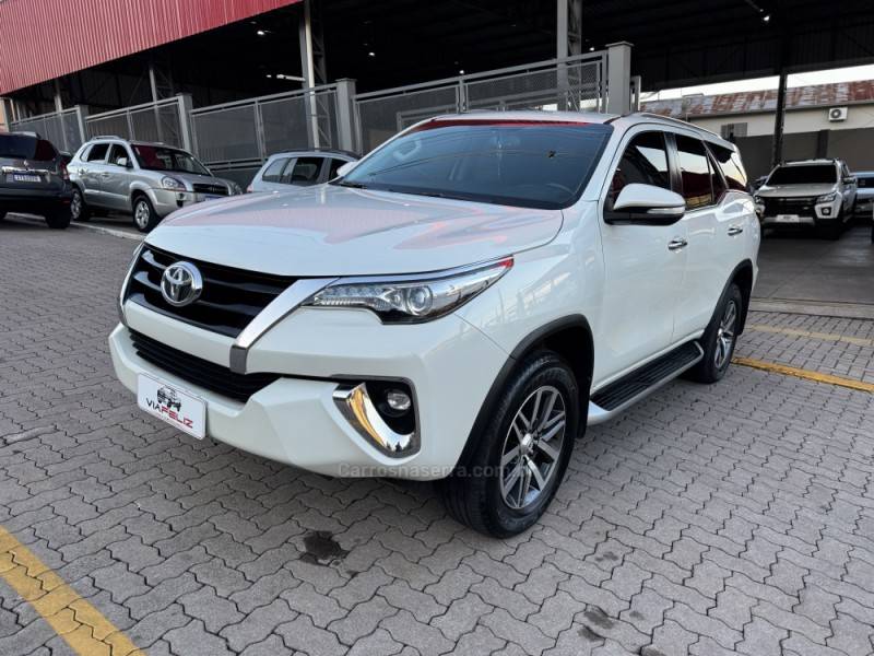 TOYOTA - HILUX SW4 - 2018/2019 - Branca - R$ 244.990,00