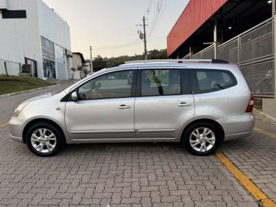 NISSAN - GRAND LIVINA - 2012/2013 - Prata - R$ 48.990,00