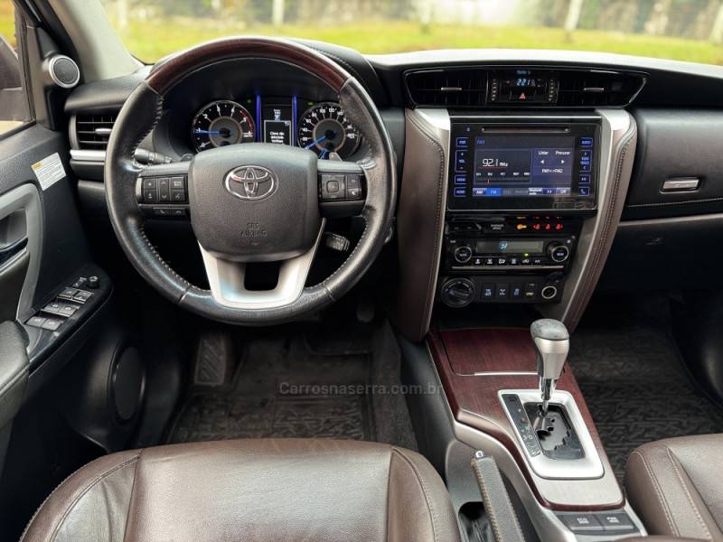 TOYOTA - HILUX SW4 - 2016/2016 - Prata - R$ 214.990,00