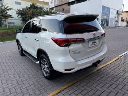 TOYOTA - HILUX SW4 - 2018/2019 - Branca - R$ 244.990,00