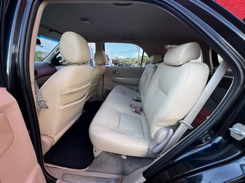 TOYOTA - HILUX SW4 - 2008/2008 - Preta - R$ 111.990,00