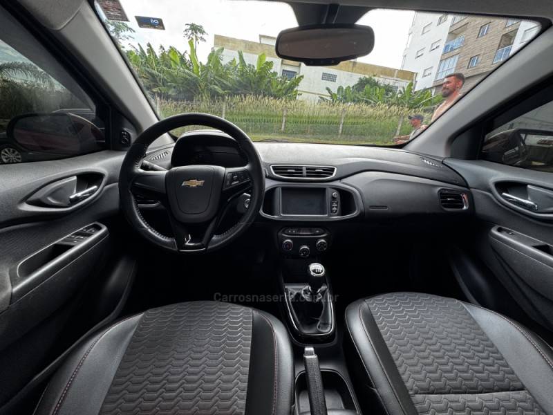 CHEVROLET - ONIX - 2017/2017 - Vermelha - R$ 63.990,00