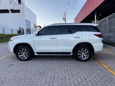 TOYOTA - HILUX SW4 - 2018/2019 - Branca - R$ 244.990,00