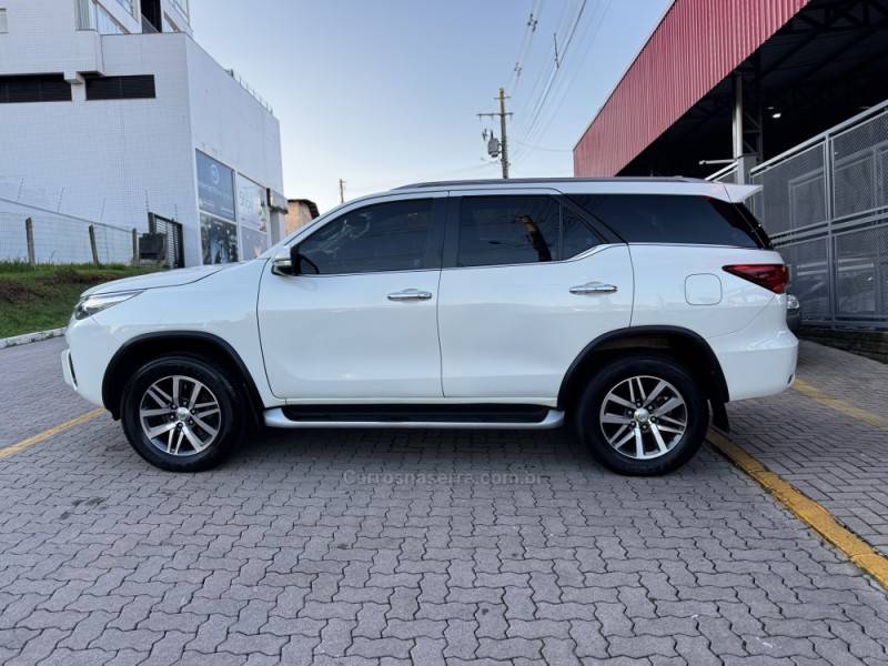 TOYOTA - HILUX SW4 - 2018/2019 - Branca - R$ 244.990,00