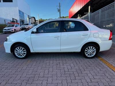 TOYOTA - ETIOS - 2015/2015 - Branca - R$ 51.990,00