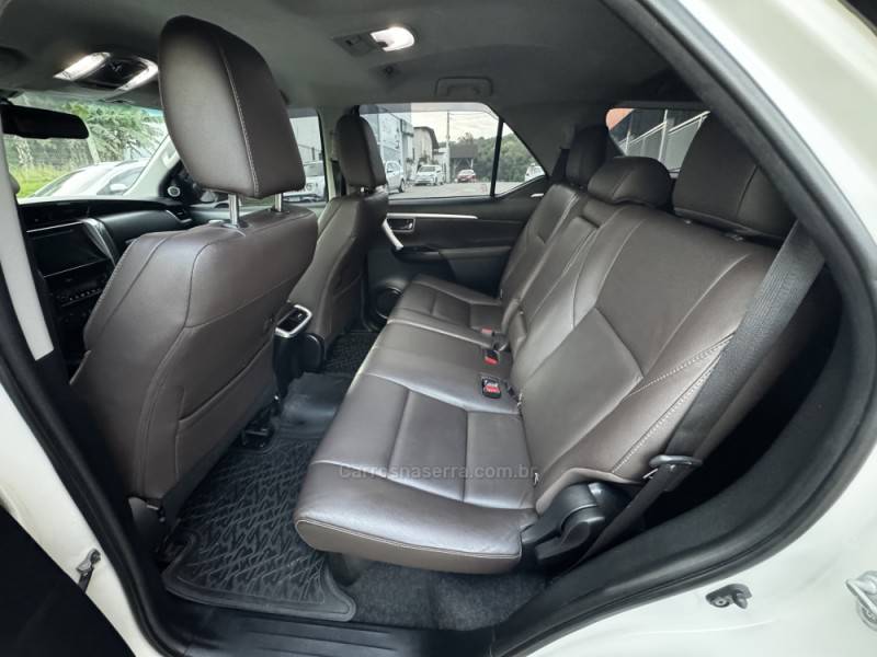 TOYOTA - HILUX SW4 - 2016/2017 - Branca - R$ 214.990,00