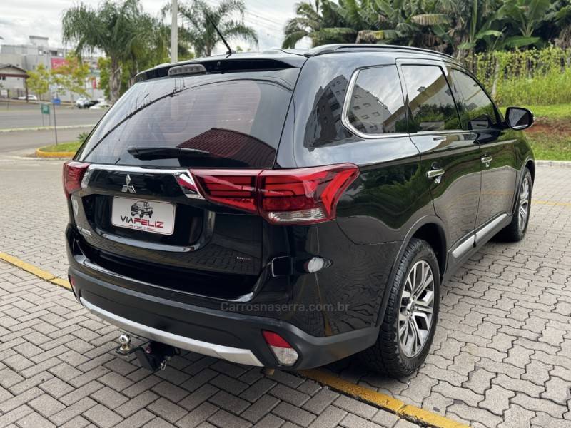 MITSUBISHI - OUTLANDER - 2015/2016 - Preta - R$ 119.990,00