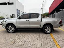 TOYOTA - HILUX - 2017/2018 - Prata - R$ 181.990,00