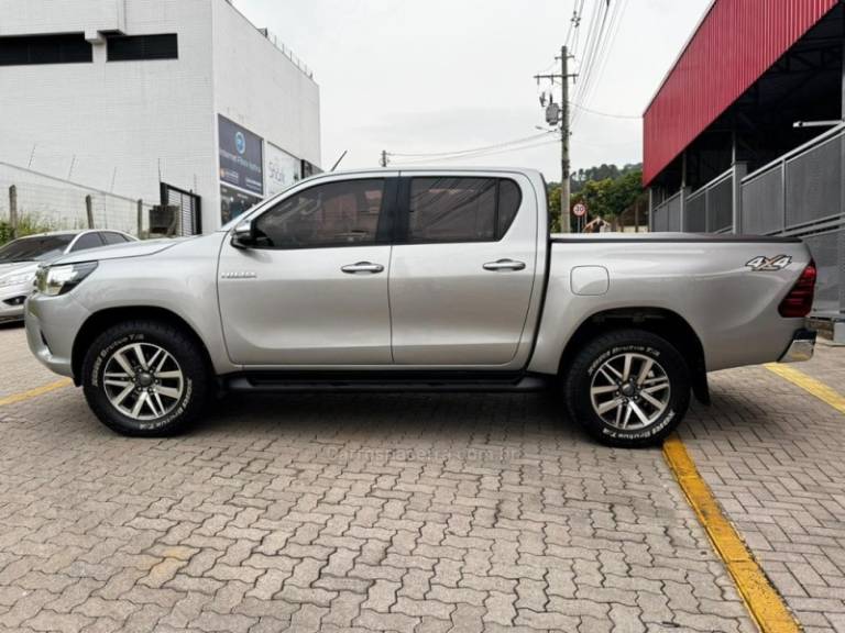 TOYOTA - HILUX - 2017/2018 - Prata - R$ 181.990,00