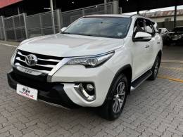 TOYOTA - HILUX SW4 - 2016/2017 - Branca - R$ 214.990,00