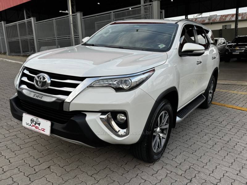 TOYOTA - HILUX SW4 - 2016/2017 - Branca - R$ 214.990,00