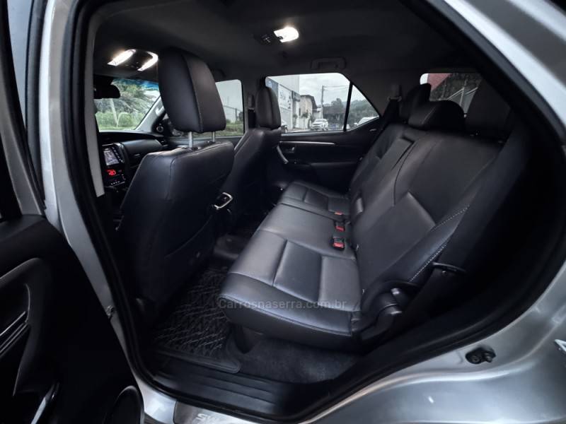 TOYOTA - HILUX SW4 - 2022/2022 - Prata - R$ 309.990,00