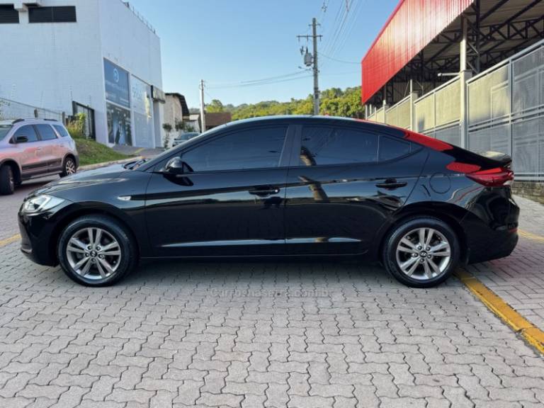 HYUNDAI - ELANTRA - 2016/2017 - Preta - R$ 81.990,00