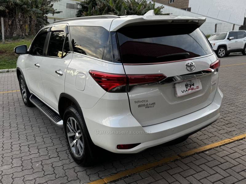 TOYOTA - HILUX SW4 - 2016/2017 - Branca - R$ 214.990,00