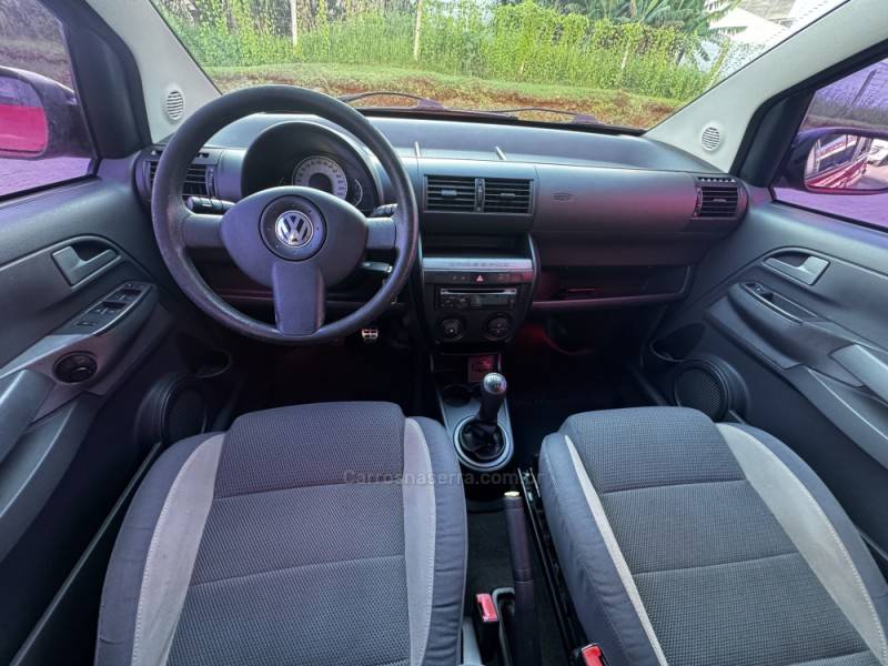 VOLKSWAGEN - CROSSFOX - 2009/2010 - Vermelha - R$ 39.990,00