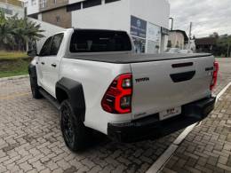 TOYOTA - HILUX - 2023/2023 - Branca - R$ 289.990,00