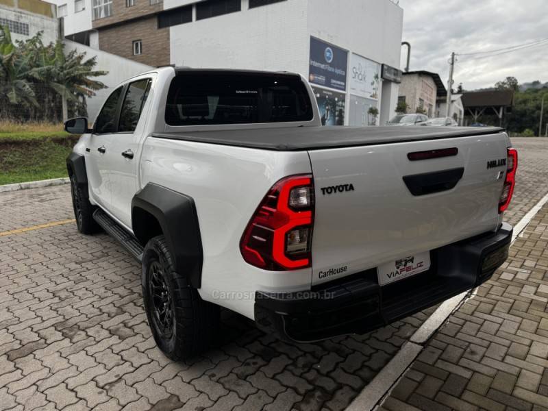 TOYOTA - HILUX - 2023/2023 - Branca - R$ 289.990,00