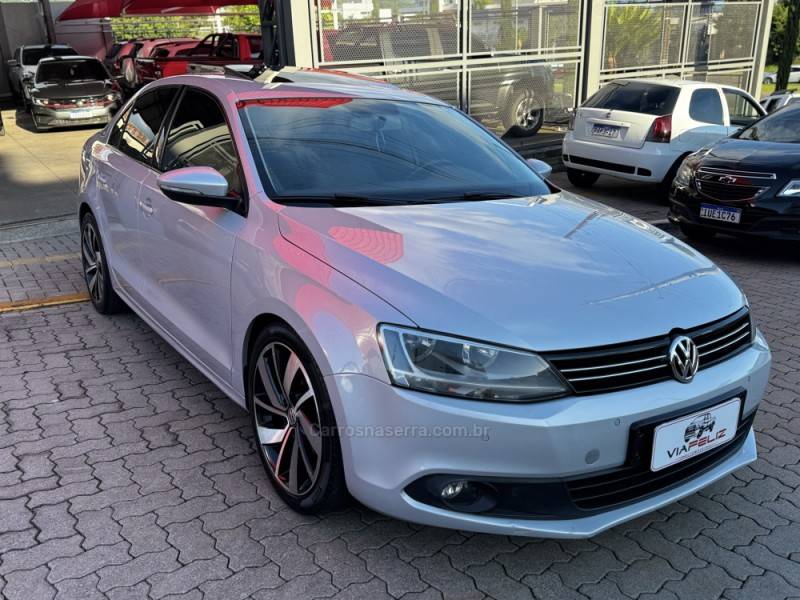 VOLKSWAGEN - JETTA - 2011/2012 - Prata - R$ 64.990,00