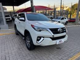 TOYOTA - HILUX SW4 - 2018/2019 - Branca - R$ 244.990,00