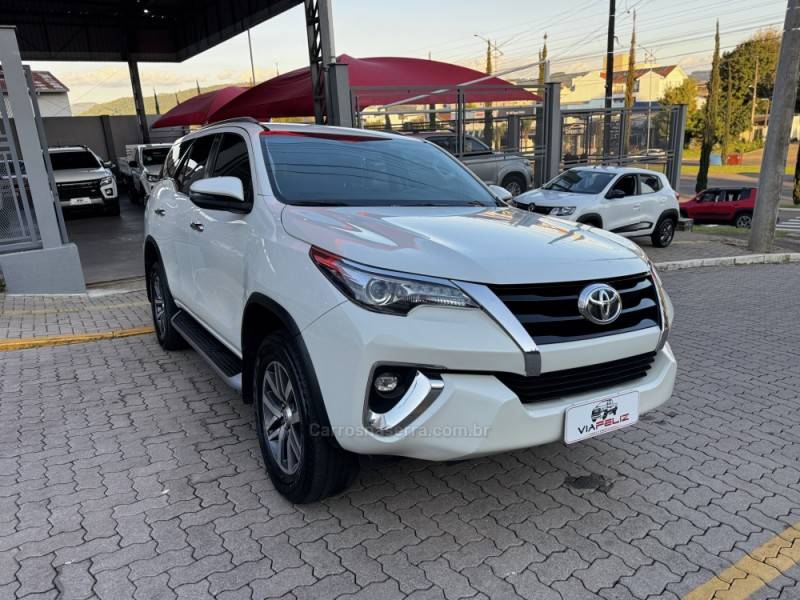 TOYOTA - HILUX SW4 - 2018/2019 - Branca - R$ 244.990,00